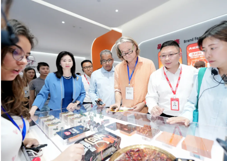 全球多家主流媒體齊聚天味食品，探尋復(fù)合調(diào)味品行業(yè)領(lǐng)先者，如何以科技創(chuàng)新和匠心獨(dú)運(yùn)，“智”造出引領(lǐng)美味生活的新密碼。